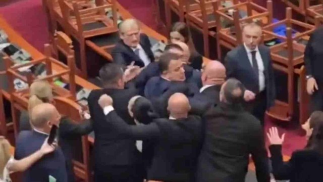 Αλβανία: Μετατράπηκε σε πεδίο μάχης η Βουλή – Βουλευτές πιάστηκαν στα χέρια (Βίντεο)