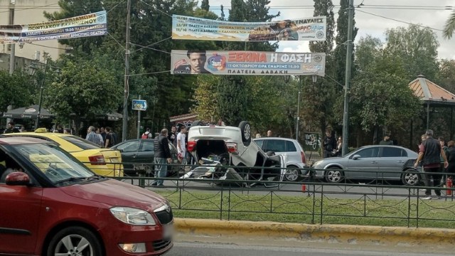 Καλλιθέα: ΙΧ έπεσε πάνω σε σταθμευμένα αυτοκίνητα και αναποδογύρισε
