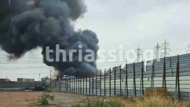 Ασπρόπυργος: Στις φλόγες εταιρεία ανακύκλωσης – Αναφορές για συνεχείς εκρήξεις (Εικόνες & Βίντεο)