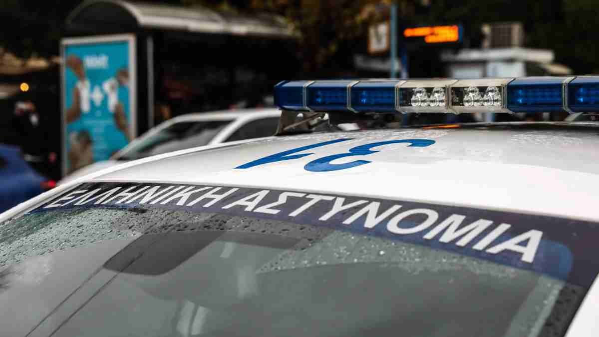 Συναγερμός στον Πειραιά για ύποπτη βαλίτσα έξω από την Αστυνομική Διεύθυνση – Στο σημείο το ΤΕΕΜ