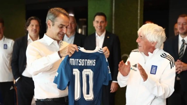 Επίσκεψη Μητσοτάκη στην Εθνική – Η φανέλα που το δώρισαν με το ιδιαίτερο μήνυμα