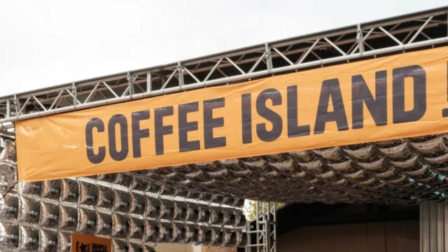 Coffee Island: «Μαύρα σύννεφα» μετά την υπόθεση Λιόλιου – Ψάχνει «λευκό ιππότη» όπως η Pizza Fan;