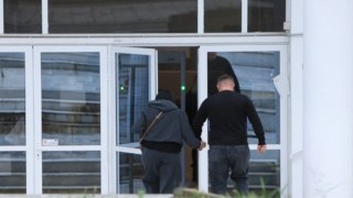 «Νόμιζα ότι θα πεθάνω»: Συγκλονίζουν οι μαρτυρίες των επιζώντων στη δίκη για την τραγωδία των Τεμπών