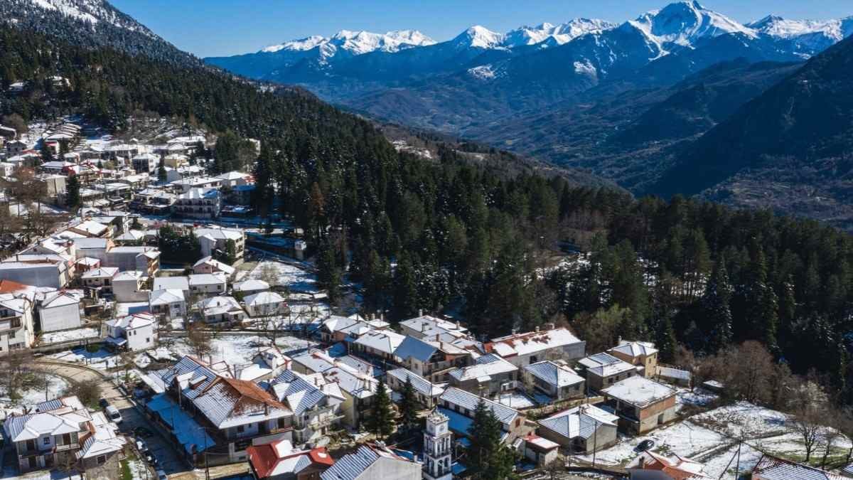Το αλπικό χωριό της Πίνδου που μεταμορφώνεται σε φθινοπωρινό παράδεισο: Ο απόλυτος προορισμός για τα Σαββατοκύριακα της εποχής!