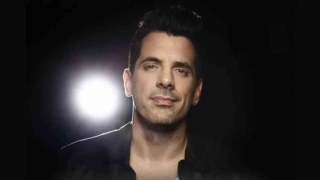 Θοδωρής Φέρρης: Ρεκόρ με το «Είπες» – 6 μήνες στην κορυφή του Official IFPI Airplay Chart