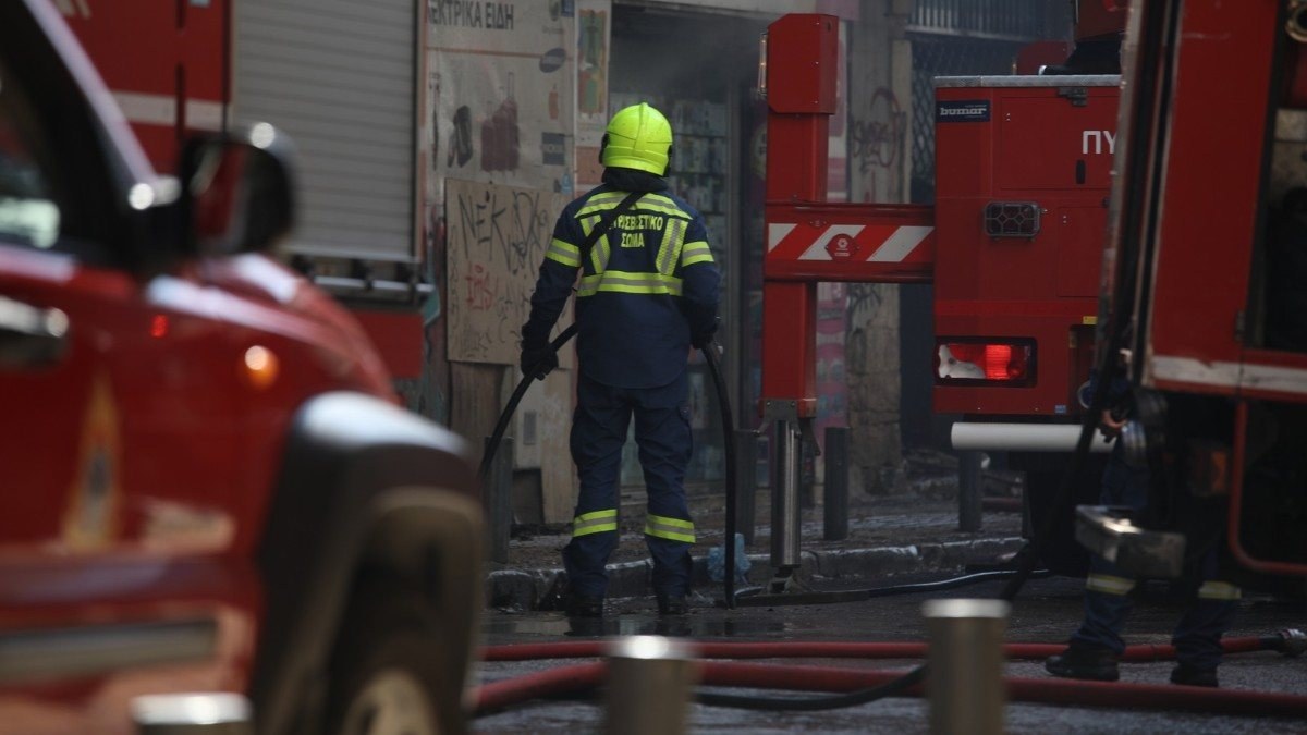 Φωτιά τώρα στο κέντρο της Αθήνας: Φλόγες σε κατάστημα στην Μενάνδρου – Κλειστοί δρόμοι στην Ομόνοια