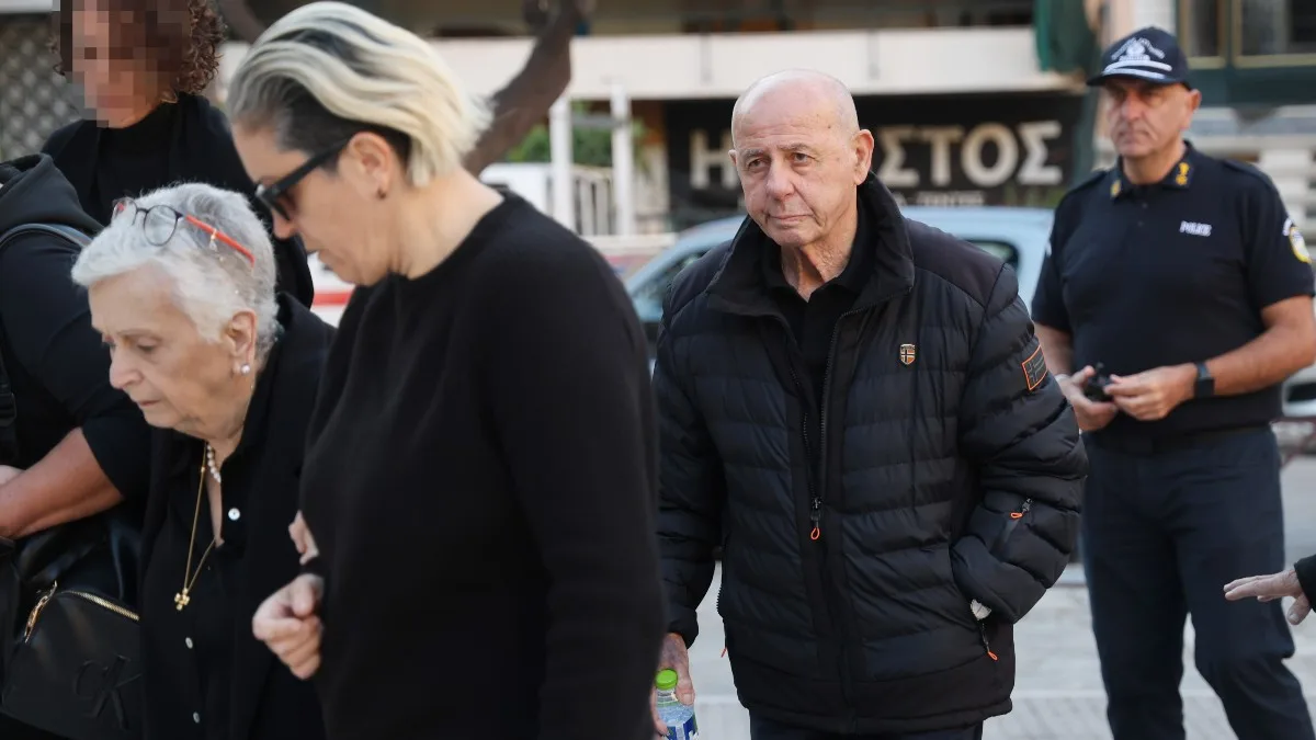 Γιώργος Μαζωνάκης: Αδιανόητες εικόνες στο νεκροταφείο! Θαυμαστές έφεραν άλλον παπά για μνημόσυνο χωρίς την οικογένεια – Οι εντάσεις και τα ευτράπελα (Βίντεο)