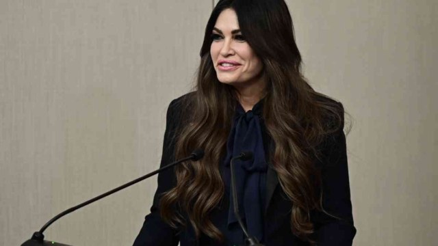 Κίμπερλι Γκίλφοϊλ: Φουντώνουν τα σενάρια απομάκρυνσης – Τι συμβαίνει με τον Λευκό Οίκο