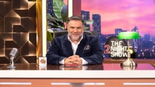 The 2Night Show: Έτσι μπήκε στη μάχη της τηλεθέασης ο Γρηγόρης Αρναούτογλου – Κλαίνε ή γελάνε στον ΑΝΤ1