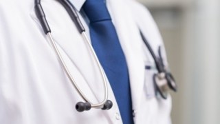 Ο «γυναικολόγος του λαού» με τη διπλή ζωή: Πώς το σήμα από τις ΗΠΑ οδήγησε στην έφοδο της Δίωξης
