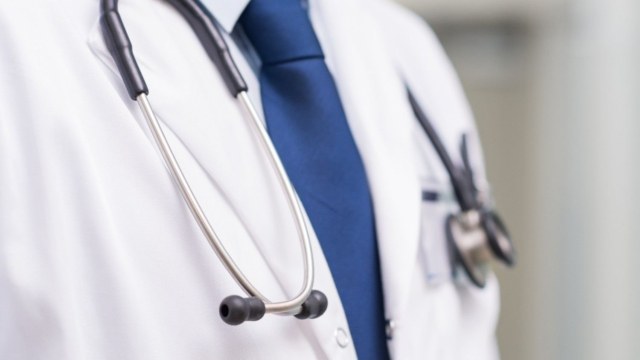 Ο «γυναικολόγος του λαού» με τη διπλή ζωή: Πώς το σήμα από τις ΗΠΑ οδήγησε στην έφοδο της Δίωξης