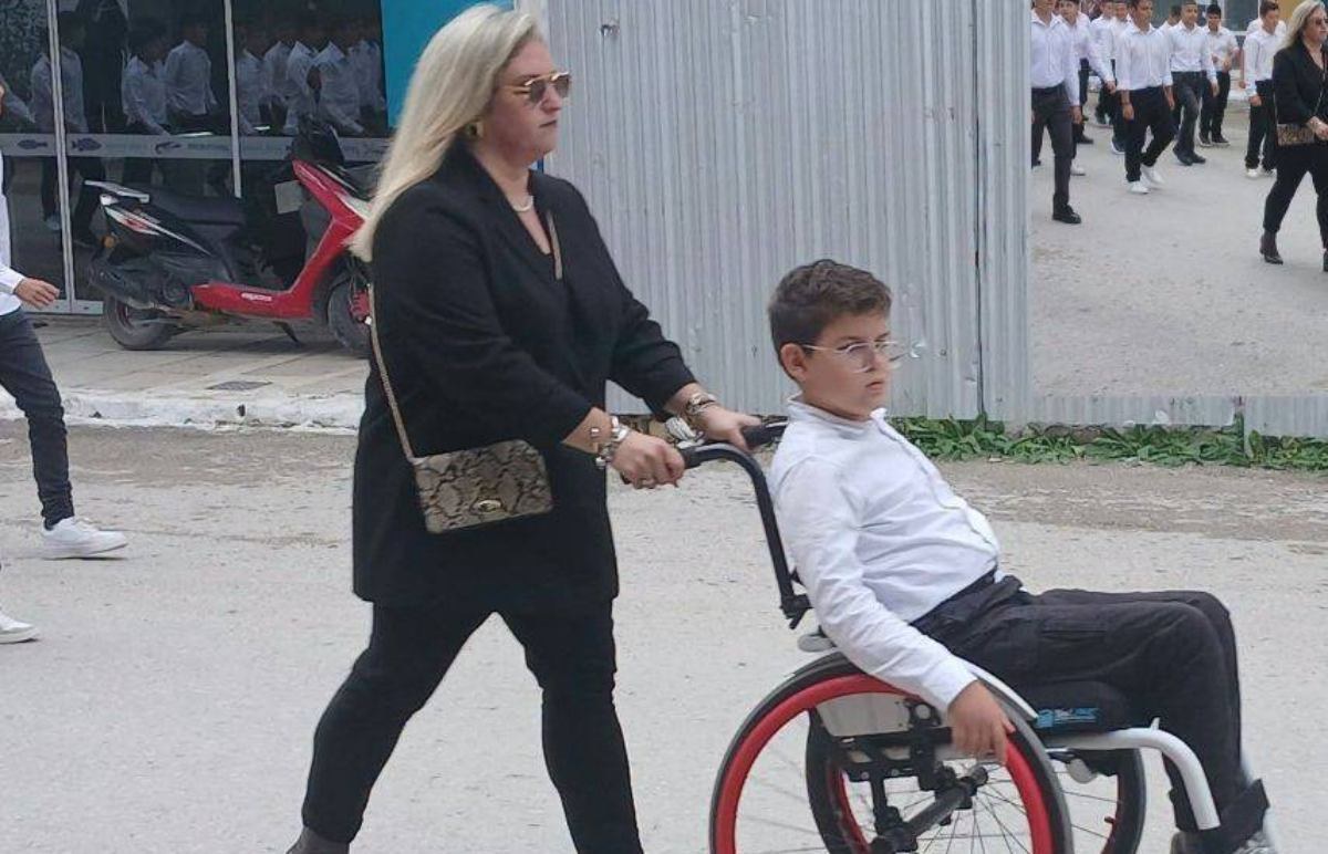 Ηράκλειο: Όλοι υπερήφανοι για τον 13χρονο Παναγιώτη στην παρέλαση – Θέλει να γίνει εισαγγελέας