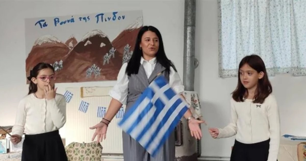 H σχολική γιορτή στην Ευρυτανία που συγκίνησε: Οι δύο μοναδικές μαθήτριες τίμησαν την επέτειο της 28ης Οκτωβρίου
