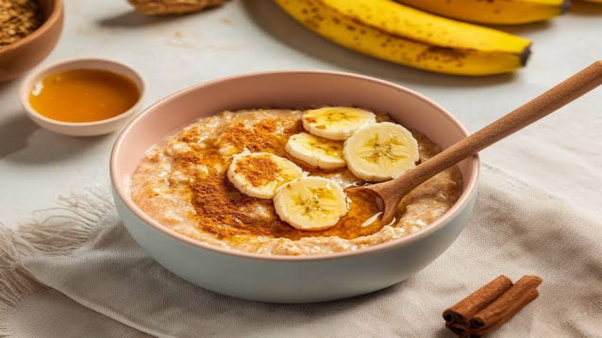 Porridge με μπανάνα, μέλι και κανέλα: Το πιο λαχταριστό πρωινό που ετοιμάζεται σε 20 λεπτά