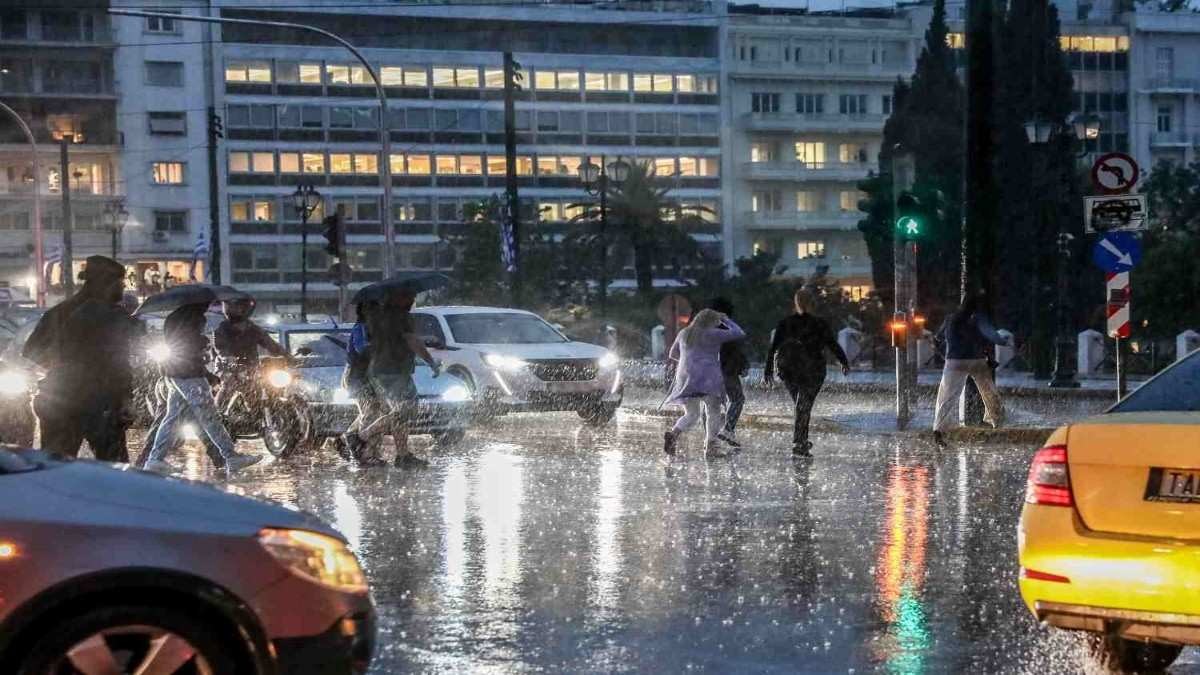 Κακοκαιρία στην Αττική: Ποιοι δρόμοι είναι κλειστοί – Πού έχουν στηθεί έκτακτα μπλόκα της Τροχαίας