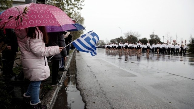 Καιρός 28η Οκτωβρίου: Κόκκινος συναγερμός από την ΕΜΥ – Πού θα βρέχει την ώρα των παρελάσεων