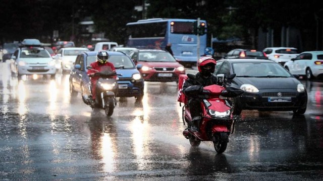 Κόκκινος συναγερμός στην Αττική: «Red Code» σε 8 περιοχές, ποτάμια οι δρόμοι – Με 100 χλμ/ώρα οι άνεμοι την Τετάρτη
