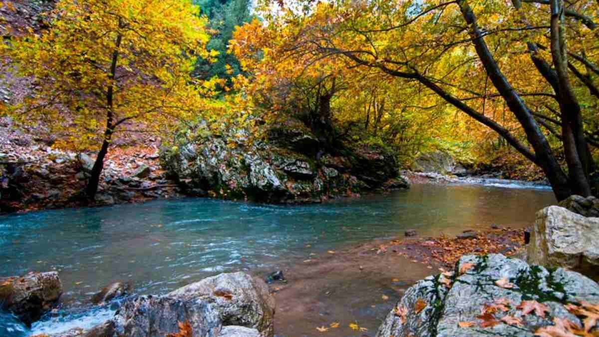 Φθινόπωρο στην Ελλάδα: 3 μαγευτικοί προορισμοί για αποδράσεις μέσα στη φύση