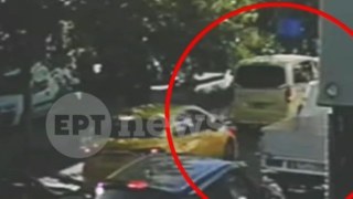 Κεραμεικός: Βίντεο-σοκ με 55χρονο να ορμά με τσεκούρι σε αυτοκίνητο – Τρόμος για δύο γυναίκες