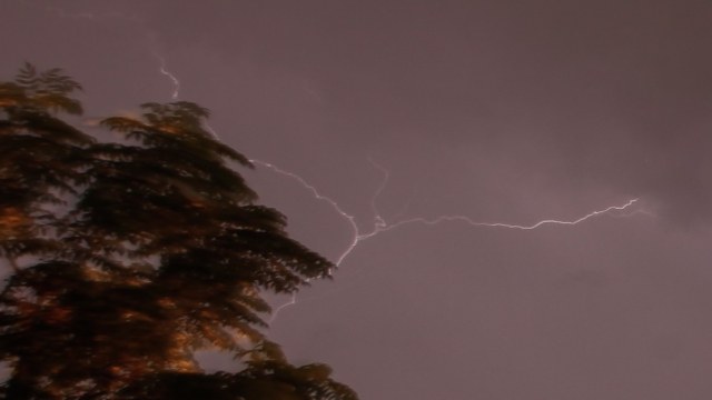 Τραγωδία στη Ρόδο: Νεκρή 58χρονη τουρίστρια που χτυπήθηκε από κεραυνό