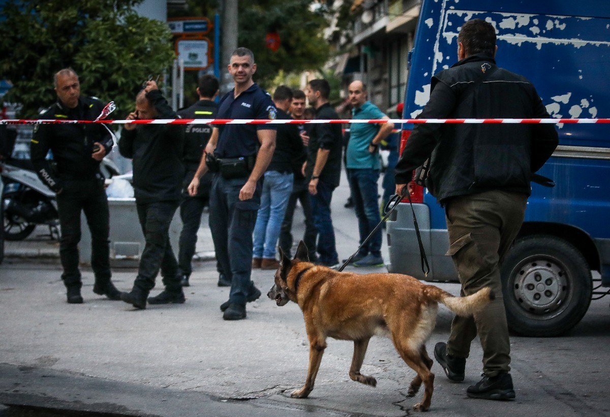 Κολωνός: Σοβαρά τραυματισμένος ο αστυνομικός από την έκρηξη