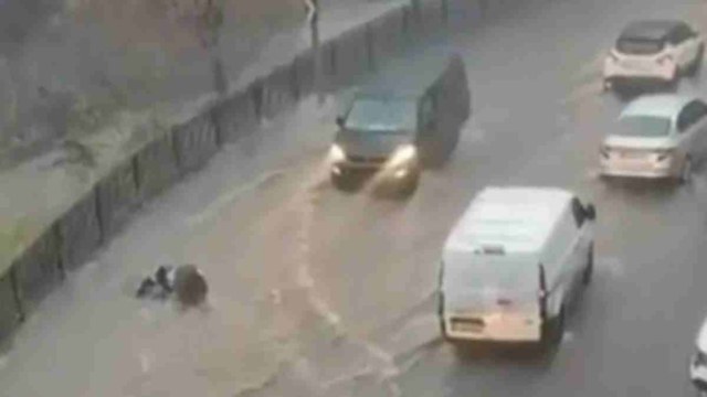 Η κακοκαιρία «χτυπά» την Κωνσταντινούπολη: Οι δρόμοι έγιναν χείμαρροι και παρέσυραν γυναίκα (Βίντεο)