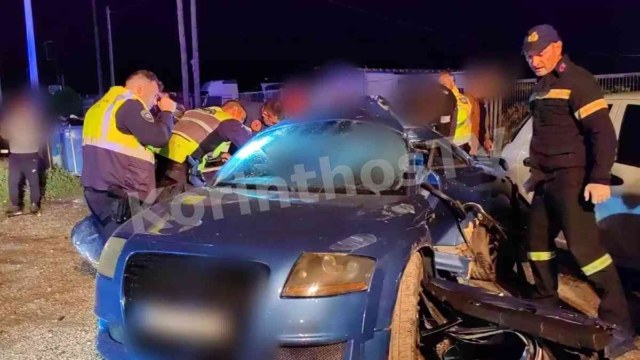 Τροχαίο στην Κόρινθο: ΙΧ ξήλωσε τρεις κολώνες φωτισμού – Δύο σοβαρά τραυματίες (Εικόνες & Βίντεο)