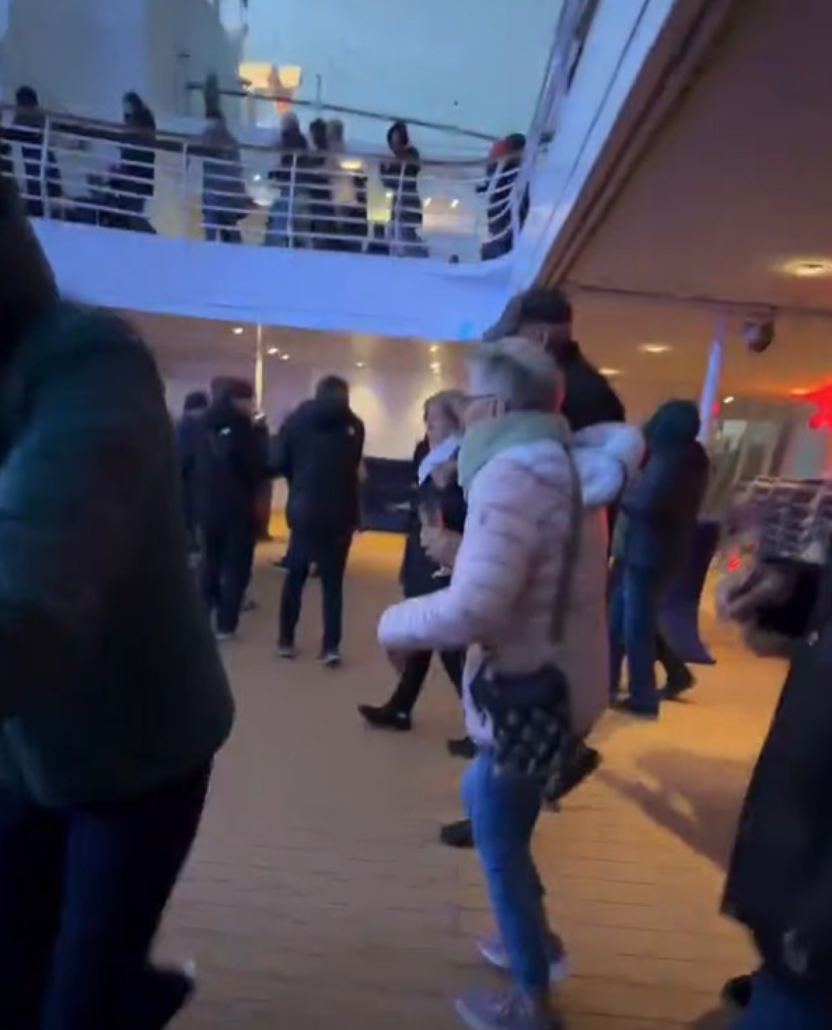 Κρουαζιερόπλοιο συγκρούστηκε με φορτηγό πλοίο – Ρήγμα στο κύτος και 3.350 άνθρωποι εν πλω