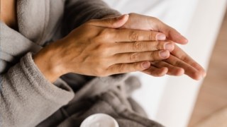 Έχεις μόνιμα κρύα χέρια; Δες τι προσπαθεί να σου πει το σώμα σου