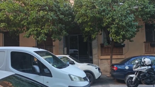 Συναγερμός στην Καλλιθέα: Εκκενώθηκαν δύο πολυκατοικίες μετά τον εντοπισμό φιαλιδίων με επικίνδυνη ουσία