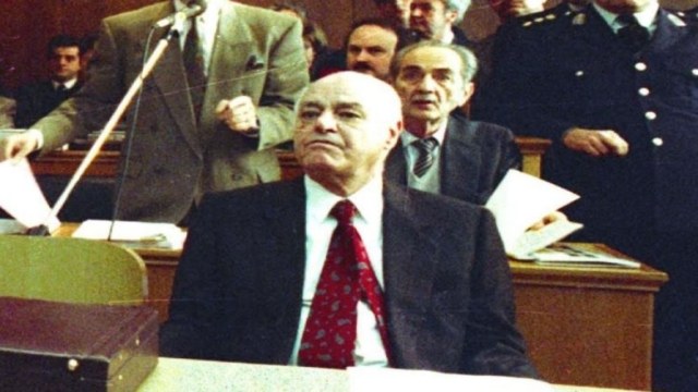 Σαν σήμερα το 1990: Η προφυλάκιση του Μένιου Κουτσόγιωργα για το σκάνδαλο Κοσκωτά