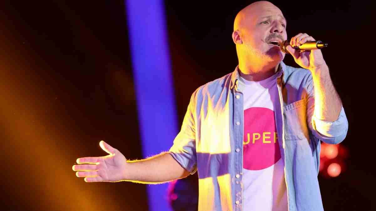 The Voice: Όταν ο Νίκος Μουτσινάς ανέβηκε στη σκηνή ως διαγωνιζόμενος και κανείς δεν γύρισε