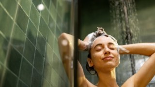Βραδινό ή πρωινό ντους; Η επιστημονική αλήθεια που θα αλλάξει για πάντα τη συνήθειά σου