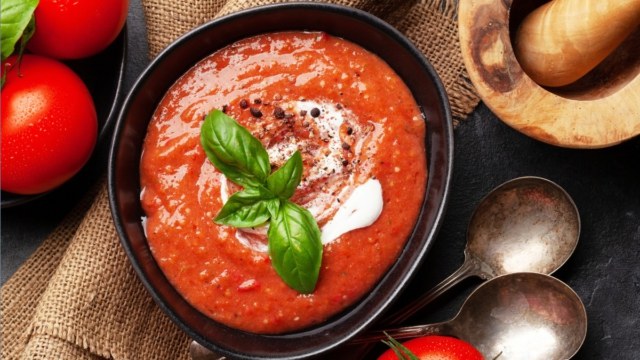 Το μυστικό για την πιο κρεμώδη ντοματόσουπα κρύβεται στον φούρνο σου- Tο απόλυτο πιάτο για τις κρύες μέρες
