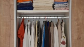Δεν έχεις χώρο στη ντουλάπα; Δες το απλό κόλπο που εξαφανίζει το χάος των ρούχων σε 10 λεπτά