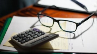 Χαράτσι υγείας 6% και για τους…συγχωρεμένους: Πώς το κράτος «ροκανίζει» τις συντάξεις χηρείας