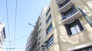 Ομόνοια: Νεκρός ο άνδρας που έπεσε από τον 4ο όροφο ξενοδοχείου – Φώναζε «help» πριν βρεθεί στο κενό