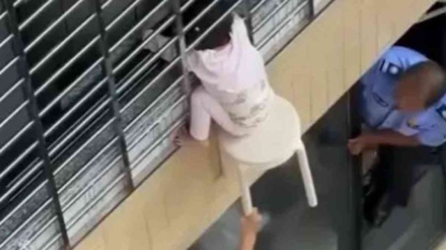 Βίντεο που παγώνει το αίμα: Μικρό κορίτσι κρέμεται στο κενό από τον 12ο όροφο