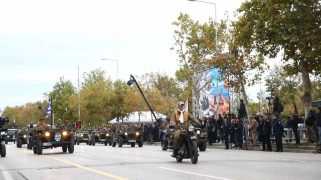 Με λαμπρότητα η στρατιωτική παρέλαση στη Θεσσαλονίκη: Εντυπωσιακοί ελιγμοί F-16 και επίδειξη τεχνολογικής ισχύος