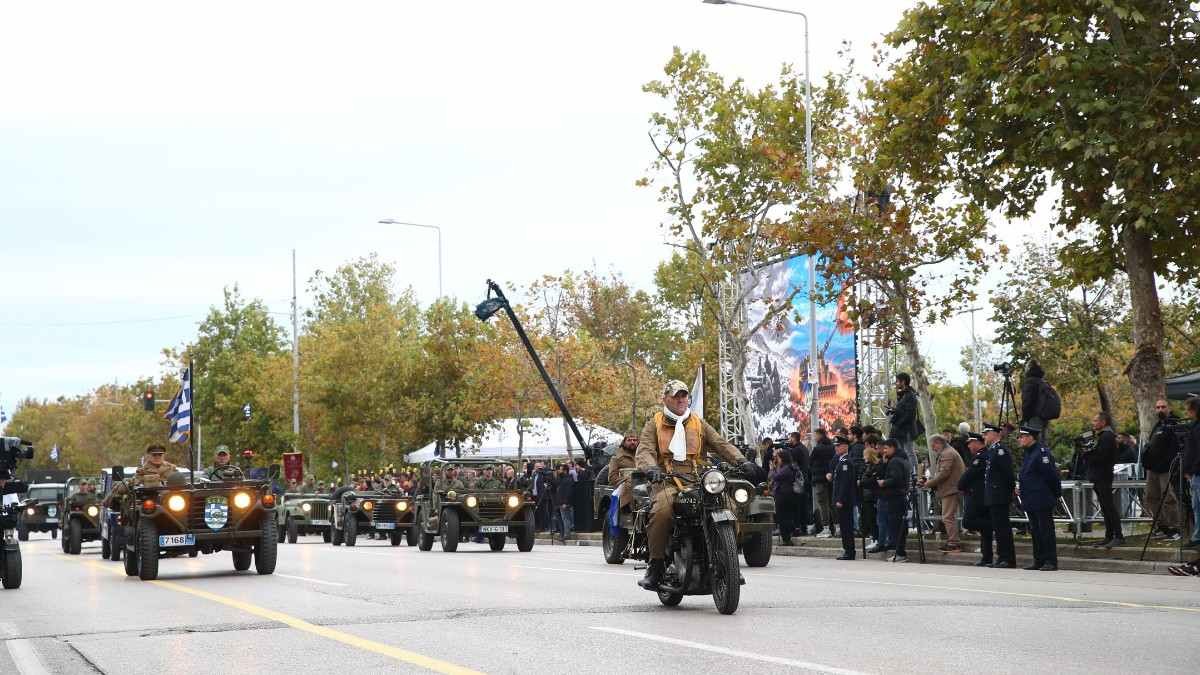 Με λαμπρότητα η στρατιωτική παρέλαση στη Θεσσαλονίκη: Εντυπωσιακοί ελιγμοί F-16 και επίδειξη τεχνολογικής ισχύος