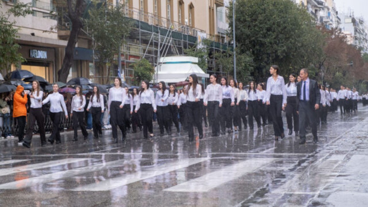 Καιρός 28/10: Επιδείνωση με έντονες βροχές και καταιγίδες – Που ακυρώνονται οι παρελάσεις