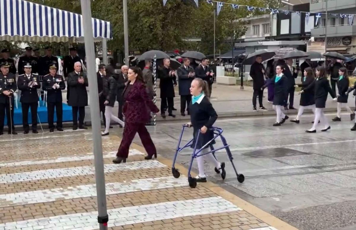 Ρίγη συγκίνησης στα Τρίκαλα: Μαθήτρια Δημοτικού παρέλασε αγέρωχη μέσα στη βροχή και καταχειροκροτήθηκε