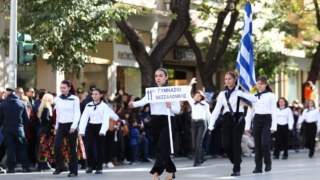 28η Οκτωβρίου: Πλημμύρισε γαλανόλευκες η Θεσσαλονίκη – Εντυπωσιακές εικόνες από τη μαθητική παρέλαση