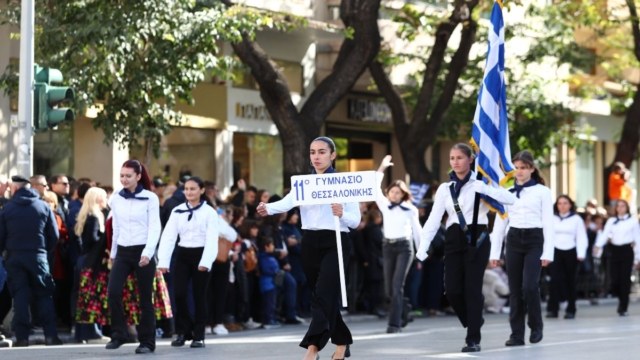 28η Οκτωβρίου: Πλημμύρισε γαλανόλευκες η Θεσσαλονίκη – Εντυπωσιακές εικόνες από τη μαθητική παρέλαση