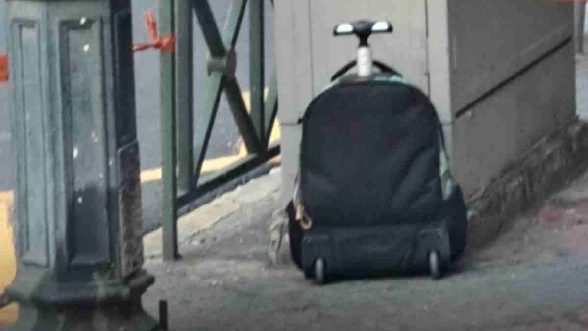 Συναγερμός στον Πειραιά για ύποπτη βαλίτσα έξω από την Αστυνομική Διεύθυνση – Στο σημείο το ΤΕΕΜ