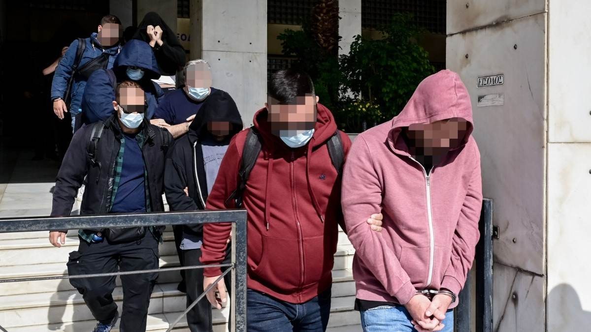 Ανατροπές στην υπόθεση της Pizza Fan: Ποιοι αφέθηκαν ελεύθεροι με 5.000 ευρώ εγγύηση – Συνεχίζονται οι απολογίες