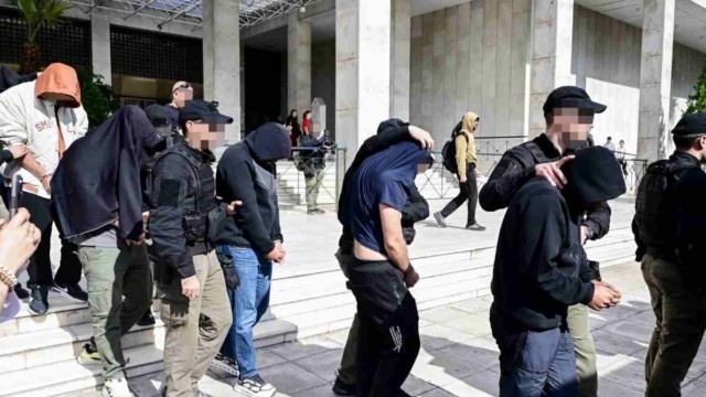 Φοροδιαφυγή «μαμούθ» στην Pizza Fan: Με κουκούλες έφυγαν από τη ΓΑΔΑ οι συλληφθέντες (Εικόνες)