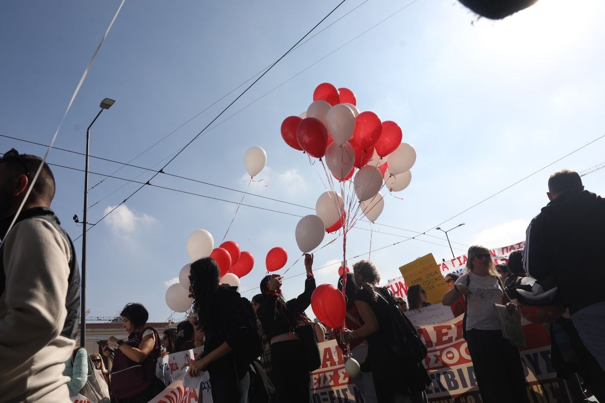Αθήνα: Οι μαθητές βγήκαν στους δρόμους με συνθήματα στα γαλλικά – Γιατί διαδηλώνουν
