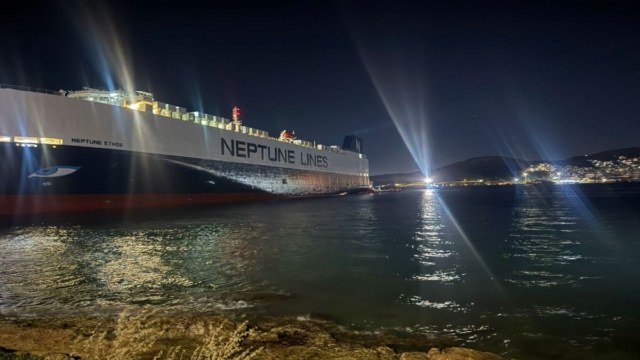 Θρίλερ στον δίαυλο της Σαλαμίνας: Το πλοίο προσάραξε λίγο μετά τον απόπλου από την Ελευσίνα (Βίντεο)