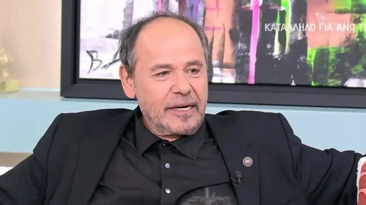 Αποκάλυψη Αλέξανδρου Ρήγα: «Η ντουλάπα μου είναι η ντουλάπα του Ζορό» – Γιατί φοράει μόνο μαύρα και οι δυσκολίες της ζωής του